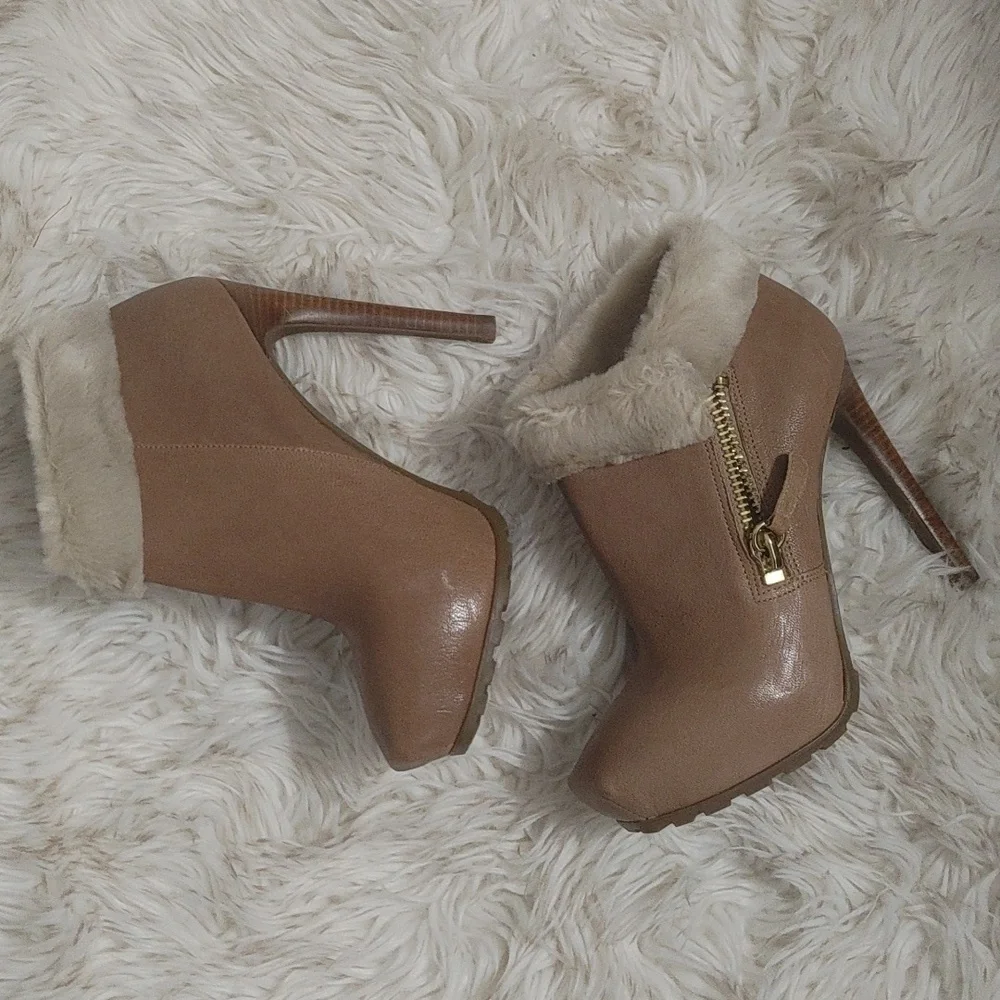 NWOT Guess Women’s Tan Leather Faux Fur Trim Ivorie Ankle Boots Size 7.5M - Picture 2 of 10